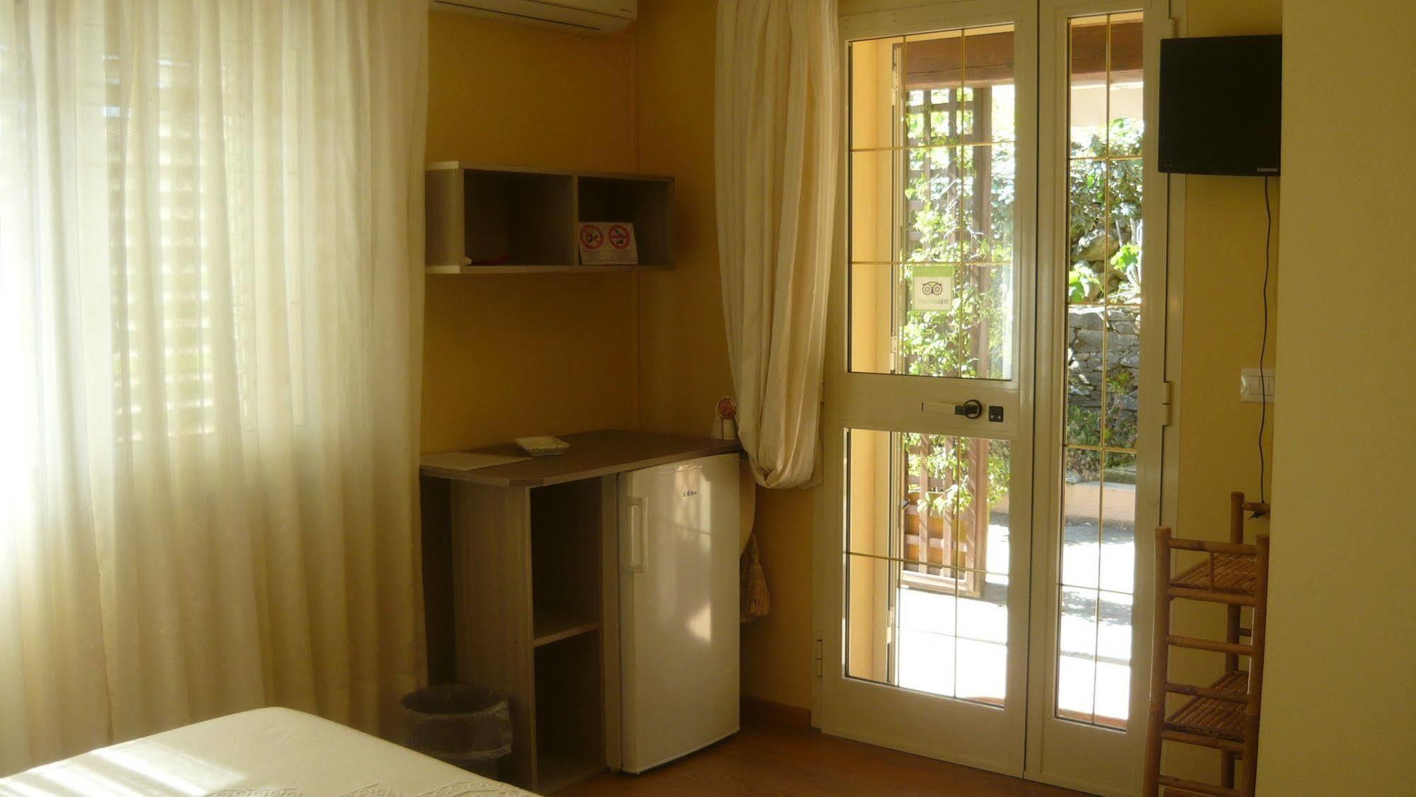 Li Muntigeddi Hotell San Teodoro  Exteriör bild